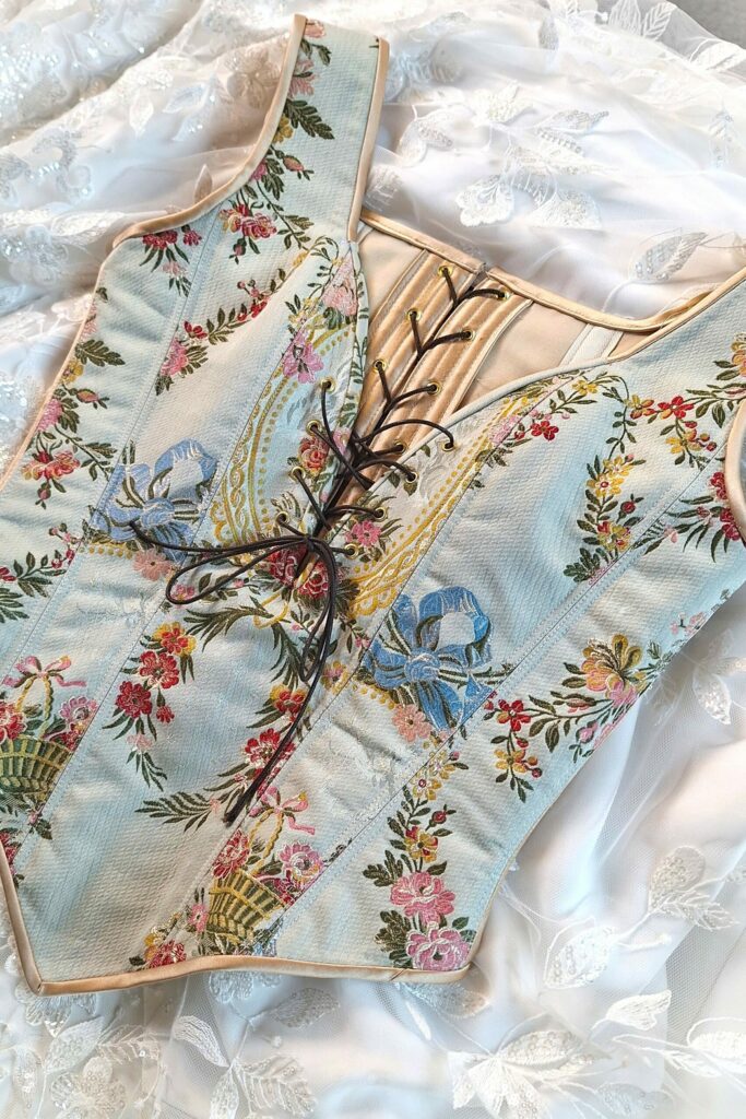 Bustier-Romantique-Mimesis-Costumes